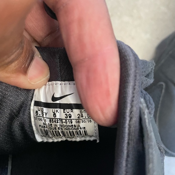 Nike Hurraches. Dark blue sneakers. Size 6.5 y. Worn but in good condition - Picture 5 of 5